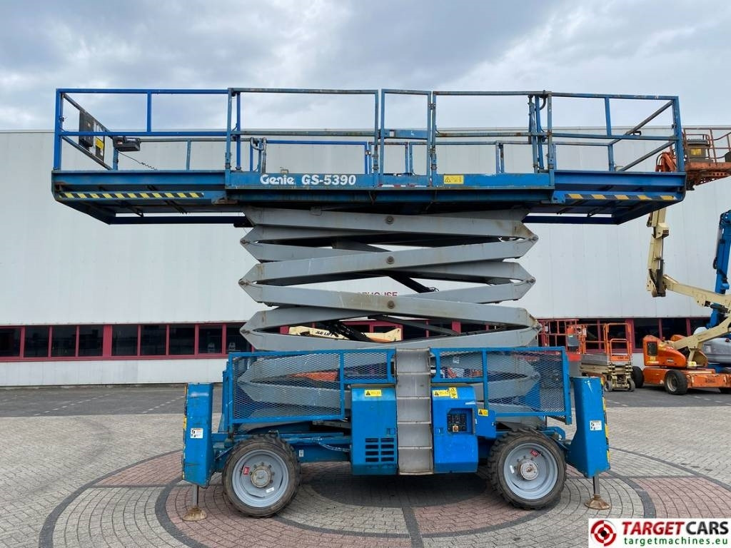 Genie GS-5390RT Diesel 4x4 Scissor Work Lift 1815cm - Máy nâng người hình kéo: hình 5 Genie GS-5390RT Diesel 4x4 Scissor Work Lift 1815cm - Máy nâng người hình kéo: hình 5