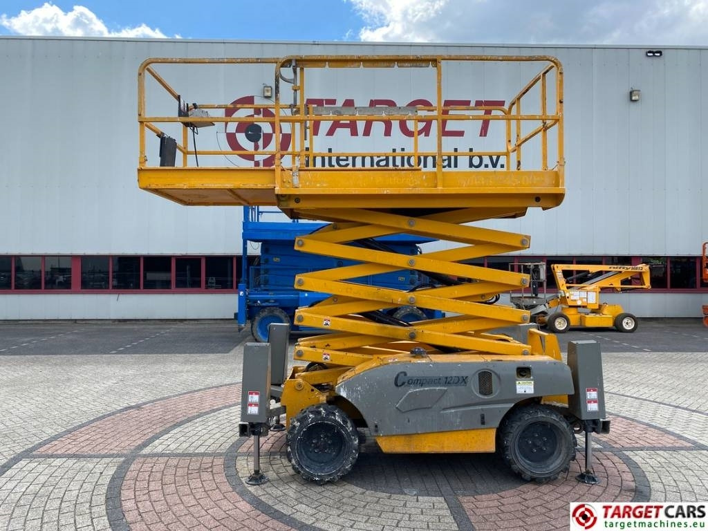 Haulotte Compact 12DX Diesel 4x4 Scissor Work Lift 1206cm - Máy nâng người hình kéo: hình 5 Haulotte Compact 12DX Diesel 4x4 Scissor Work Lift 1206cm - Máy nâng người hình kéo: hình 5