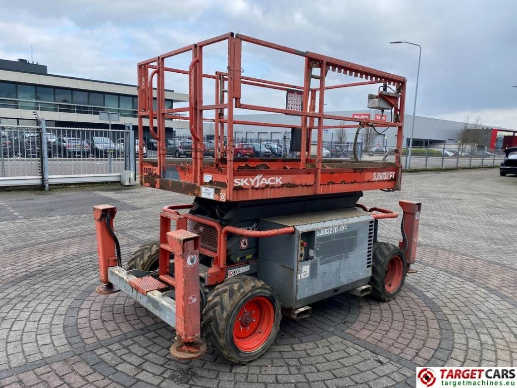 SkyJack SJ6832 RT Diesel 4x4 Scissor 6832 Work Lift 1180cm - Máy nâng người hình kéo: hình 3 SkyJack SJ6832 RT Diesel 4x4 Scissor 6832 Work Lift 1180cm - Máy nâng người hình kéo: hình 3
