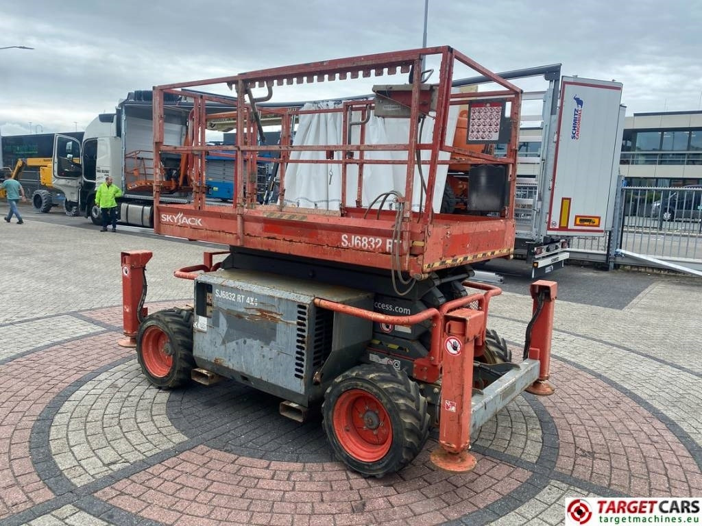 SkyJack SJ6832 RT Diesel 4x4 Scissor Work Lift 1180cm - Máy nâng người hình kéo: hình 2 SkyJack SJ6832 RT Diesel 4x4 Scissor Work Lift 1180cm - Máy nâng người hình kéo: hình 2