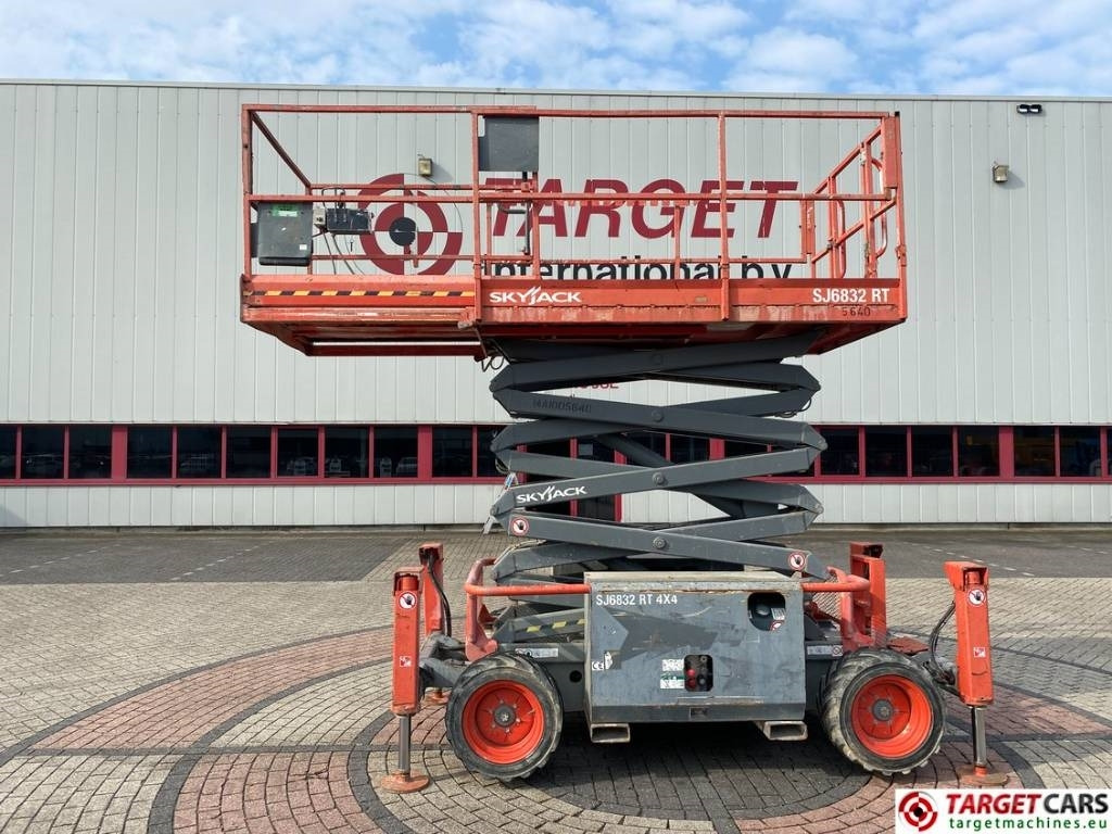 SkyJack SJ6832 RT Diesel 4x4 Scissor Work Lift 1180cm - Máy nâng người hình kéo: hình 5 SkyJack SJ6832 RT Diesel 4x4 Scissor Work Lift 1180cm - Máy nâng người hình kéo: hình 5