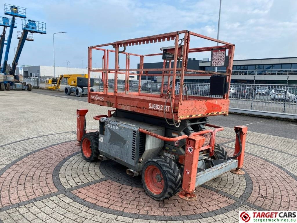 SkyJack SJ6832 RT Diesel 4x4 Scissor Work Lift 1180cm - Máy nâng người hình kéo: hình 2 SkyJack SJ6832 RT Diesel 4x4 Scissor Work Lift 1180cm - Máy nâng người hình kéo: hình 2