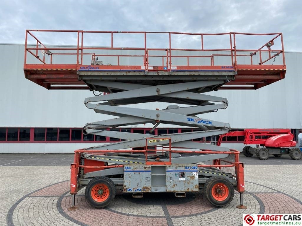 SkyJack SJ9250 RT Diesel Scissor Work Lift 1720cm - Máy nâng người hình kéo: hình 5 SkyJack SJ9250 RT Diesel Scissor Work Lift 1720cm - Máy nâng người hình kéo: hình 5