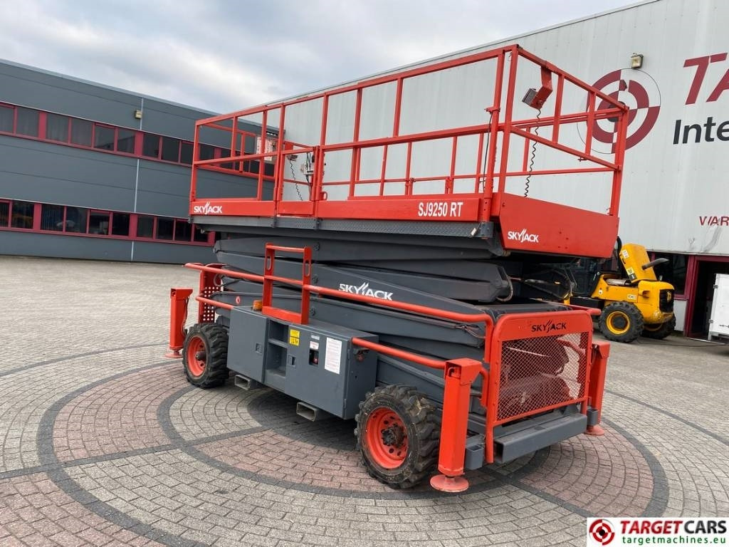 SkyJack SJ9250 RT Diesel Scissor Work Lift 1720cm - Máy nâng người hình kéo: hình 4 SkyJack SJ9250 RT Diesel Scissor Work Lift 1720cm - Máy nâng người hình kéo: hình 4