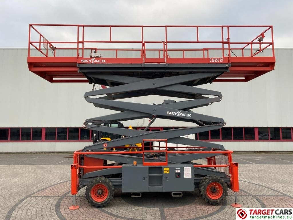 SkyJack SJ9250 RT Diesel Scissor Work Lift 1720cm - Máy nâng người hình kéo: hình 5 SkyJack SJ9250 RT Diesel Scissor Work Lift 1720cm - Máy nâng người hình kéo: hình 5