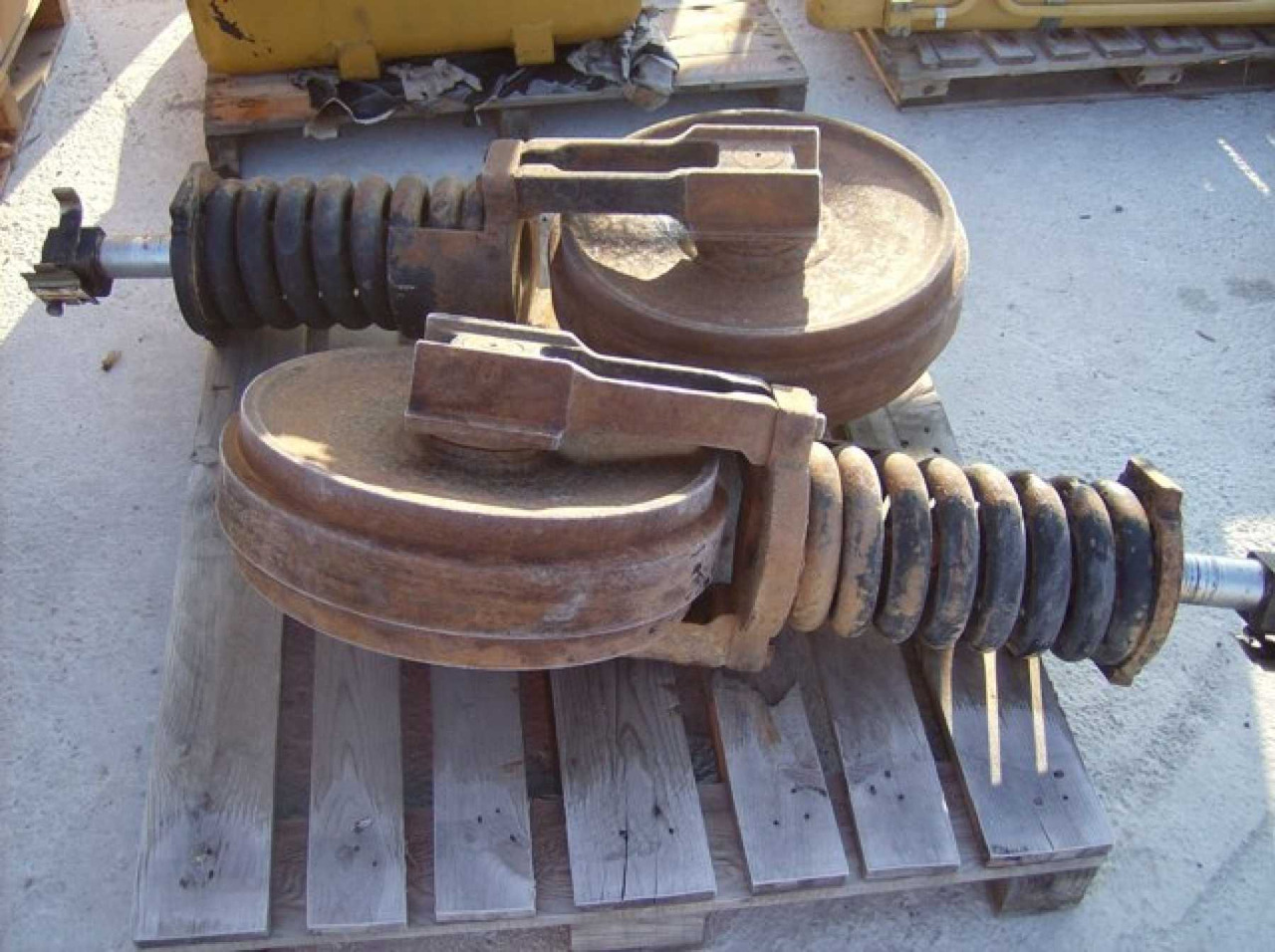 Caterpillar 317 NVA N. 2 RUOTE GUIDA E TENSORI - Phần gầm cho Máy móc xây dựng: hình 1 Caterpillar 317 NVA N. 2 RUOTE GUIDA E TENSORI - Phần gầm cho Máy móc xây dựng: hình 1