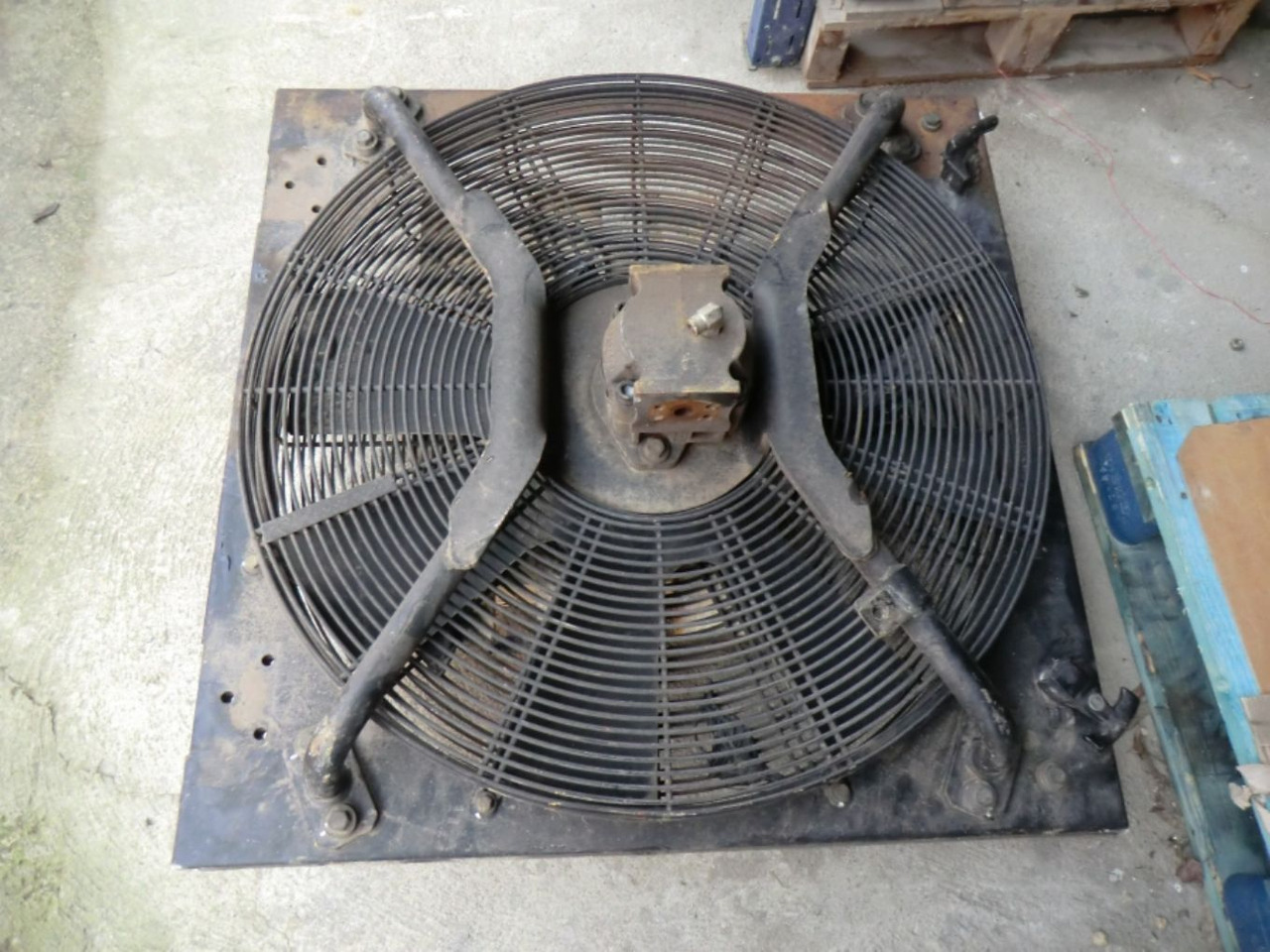 Caterpillar 963D GRIGLIA CON VENTOLA COMPLETA DI POMPA VENTOLA - Quạt cho Máy móc xây dựng: hình 1 Caterpillar 963D GRIGLIA CON VENTOLA COMPLETA DI POMPA VENTOLA - Quạt cho Máy móc xây dựng: hình 1