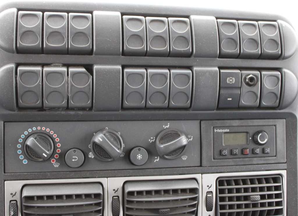 Xe tải thùng mui bạt Iveco EUROCARGO ML 75 E 15, EURO 3, SLEEPING BODY: hình 13
