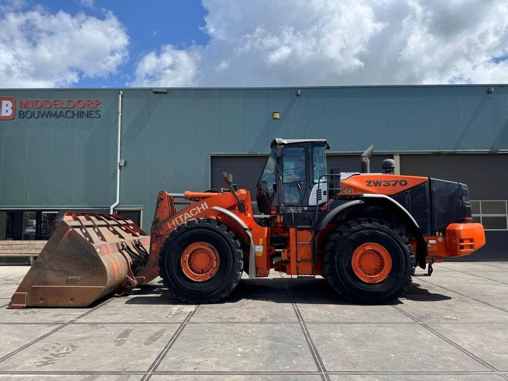 Hitachi ZW370-5B - Máy xúc lật bánh lốp: hình 1 Hitachi ZW370-5B - Máy xúc lật bánh lốp: hình 1