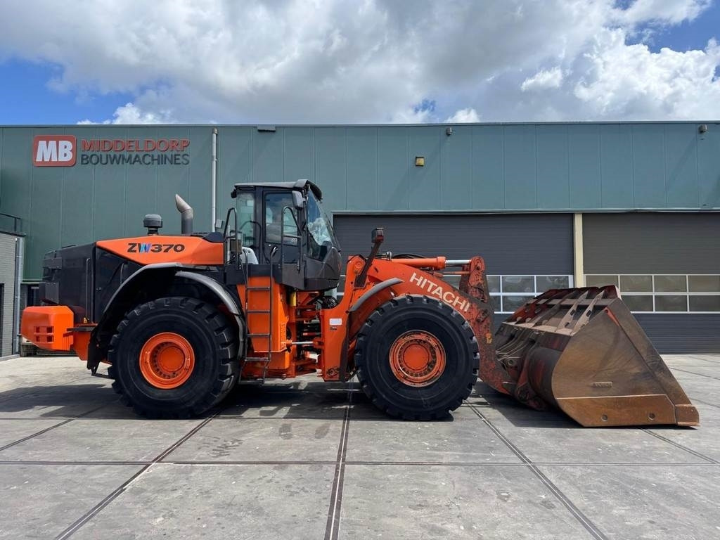 Hitachi ZW370-5B - Máy xúc lật bánh lốp: hình 5 Hitachi ZW370-5B - Máy xúc lật bánh lốp: hình 5