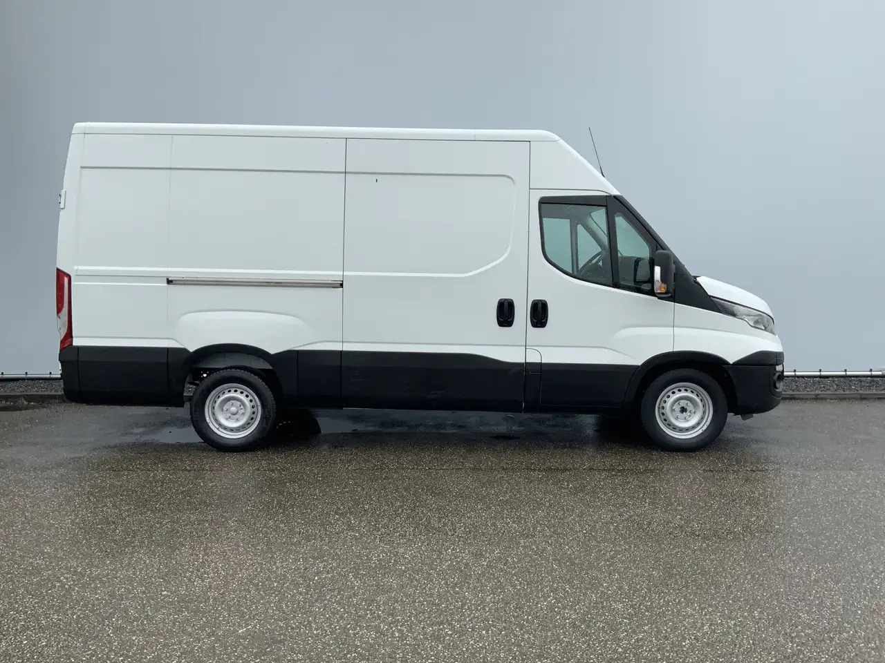 Iveco Daily 35S13V 2.3 352 H2 L3 Airco 3 Zits Opstap Euro 5 - Xe van chở hàng: hình 3 Iveco Daily 35S13V 2.3 352 H2 L3 Airco 3 Zits Opstap Euro 5 - Xe van chở hàng: hình 3