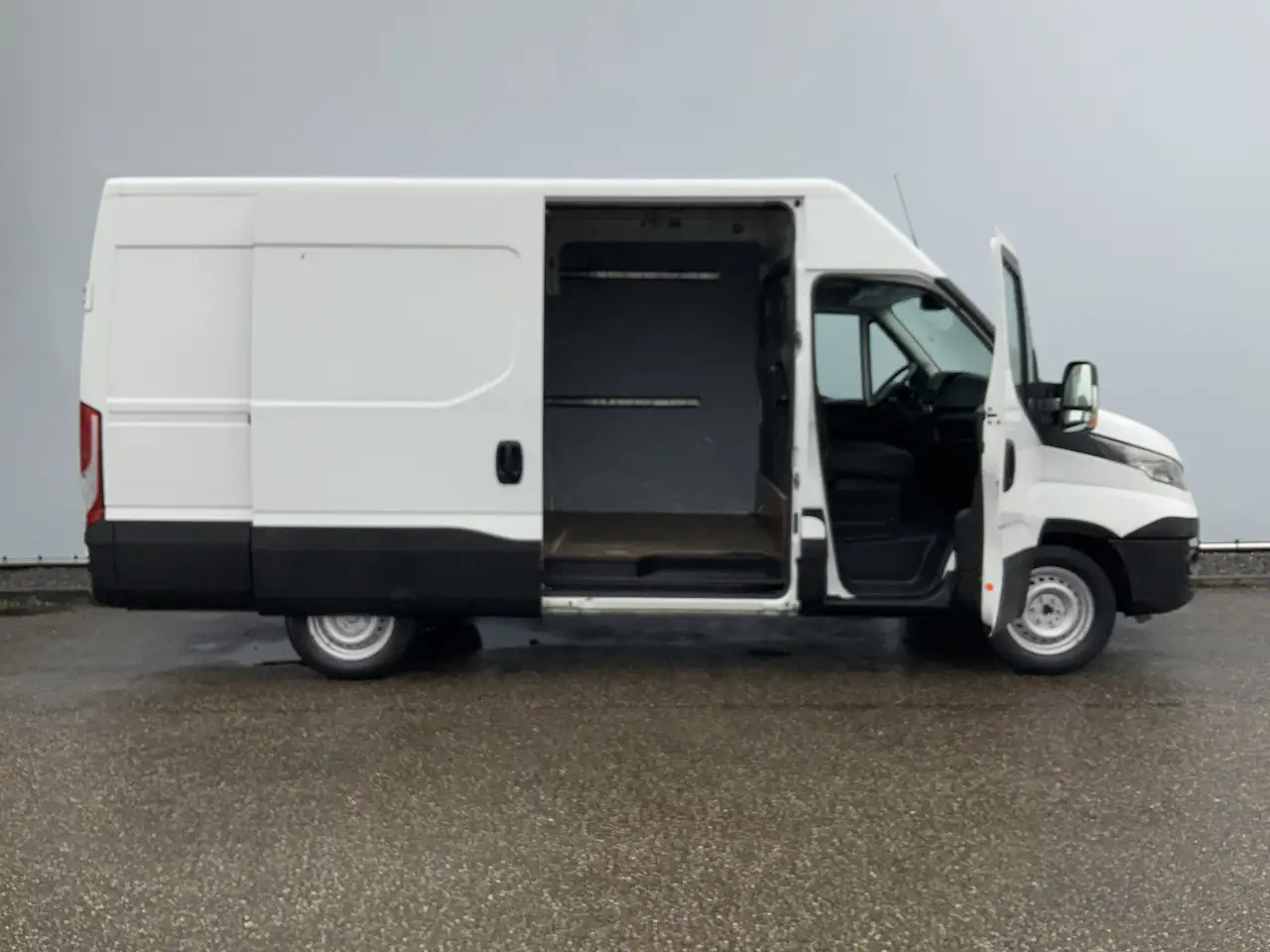 Iveco Daily 35S13V 2.3 352 H2 L3 Airco 3 Zits Opstap Euro 5 - Xe van chở hàng: hình 4 Iveco Daily 35S13V 2.3 352 H2 L3 Airco 3 Zits Opstap Euro 5 - Xe van chở hàng: hình 4