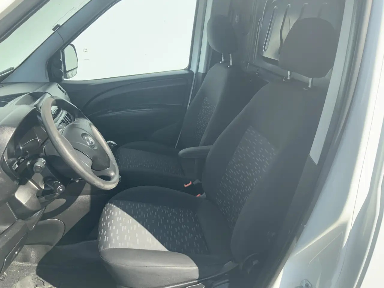 Opel Combo 1.3 CDTi L1H1 EXPORT ecoFLEX Edition Airco Trekhaa - Xe van nhỏ gọn: hình 4 Opel Combo 1.3 CDTi L1H1 EXPORT ecoFLEX Edition Airco Trekhaa - Xe van nhỏ gọn: hình 4