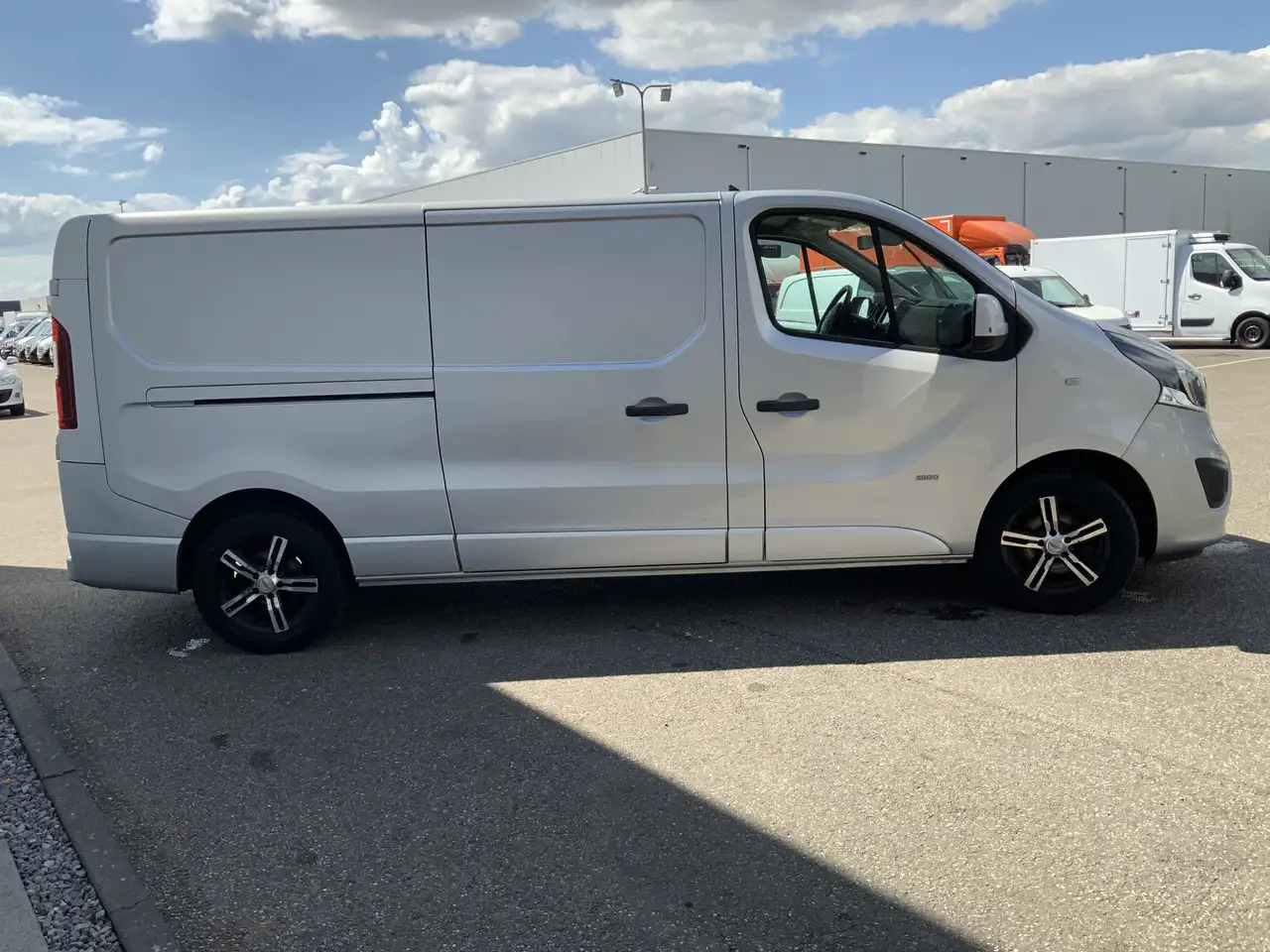 Opel Vivaro 1.6 CDTI L2H1 Sport EcoFlex (MOTOR DEFECT !!!!)Air - Xe van chở hàng: hình 2 Opel Vivaro 1.6 CDTI L2H1 Sport EcoFlex (MOTOR DEFECT !!!!)Air - Xe van chở hàng: hình 2