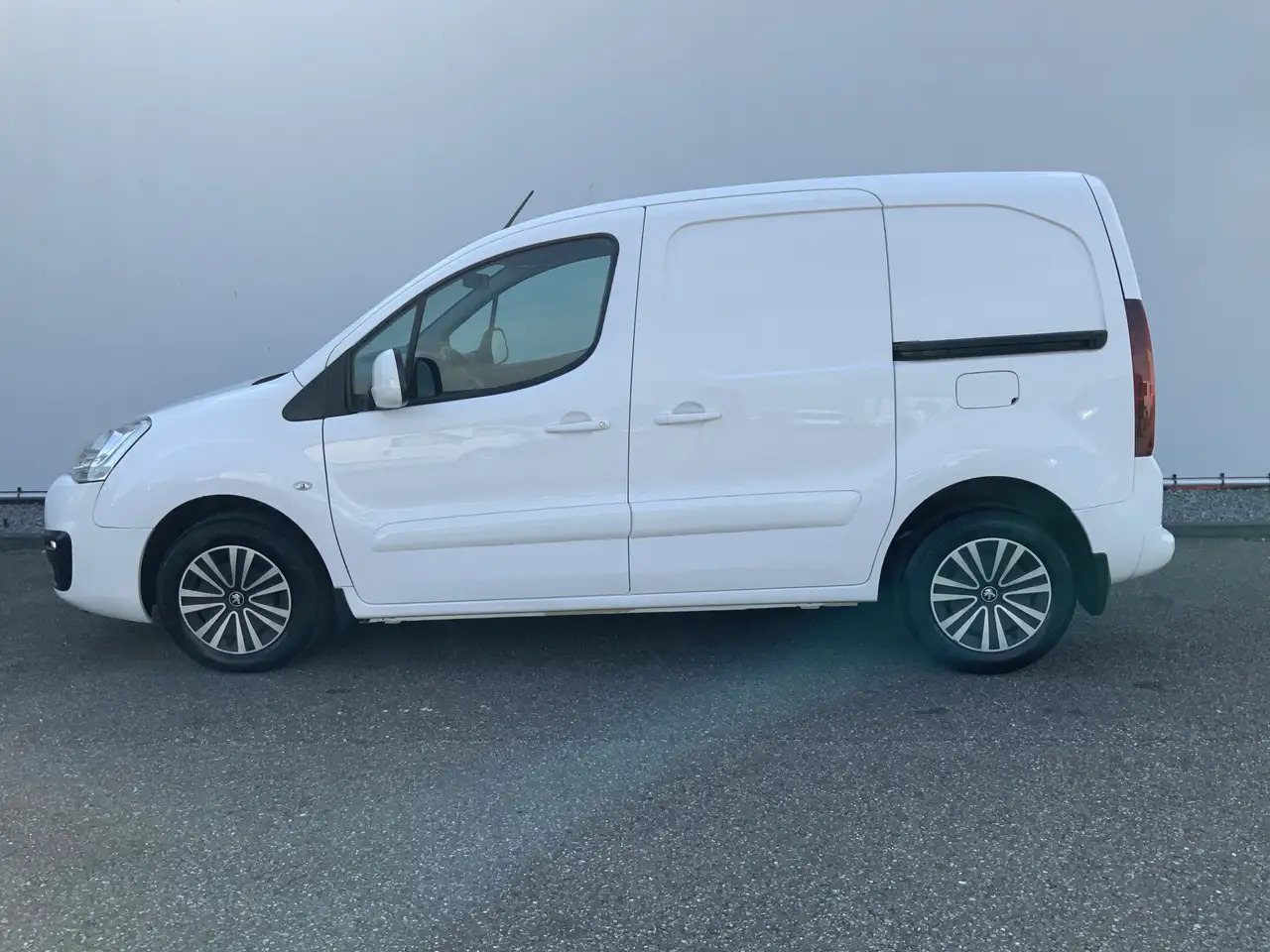 Peugeot Partner 122 1.6 BlueHDi Autom.100 L1 Premium S&S EXPORT!! - Xe van nhỏ gọn: hình 3 Peugeot Partner 122 1.6 BlueHDi Autom.100 L1 Premium S&S EXPORT!! - Xe van nhỏ gọn: hình 3