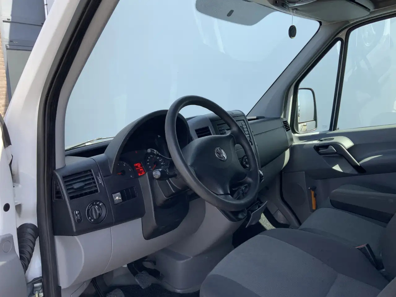 Volkswagen Crafter 35 2.0 TDI L1H1 Airco Cruise 3 Zits Trekhaak 2000 - Xe van chở hàng: hình 5 Volkswagen Crafter 35 2.0 TDI L1H1 Airco Cruise 3 Zits Trekhaak 2000 - Xe van chở hàng: hình 5