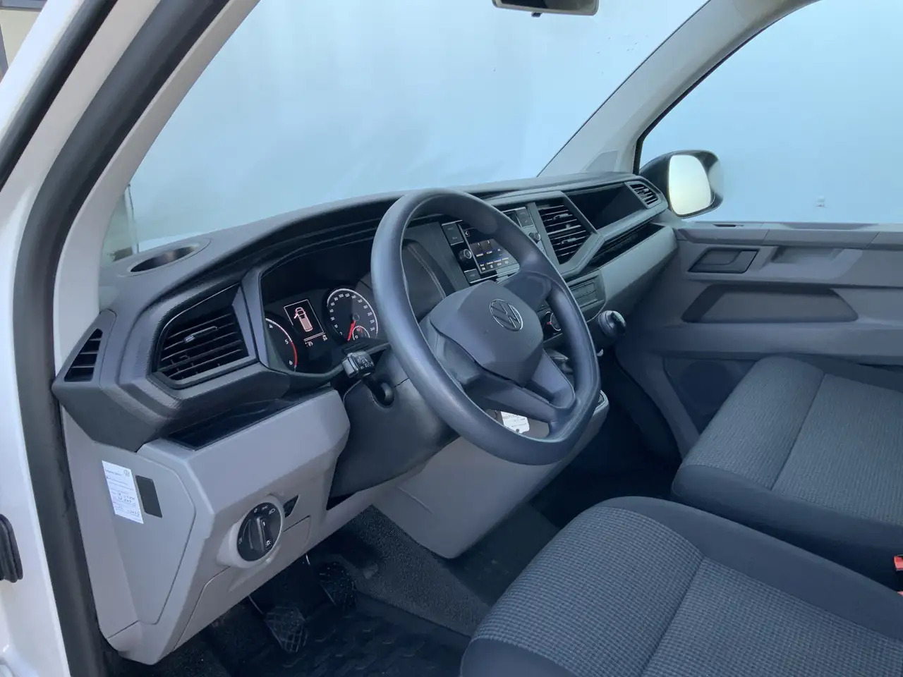 Volkswagen T6.1 Transporter 2.0 TDI L1H1 26 Economy Business Airco Cruise 3 Zi - Xe van chở hàng: hình 5 Volkswagen T6.1 Transporter 2.0 TDI L1H1 26 Economy Business Airco Cruise 3 Zi - Xe van chở hàng: hình 5