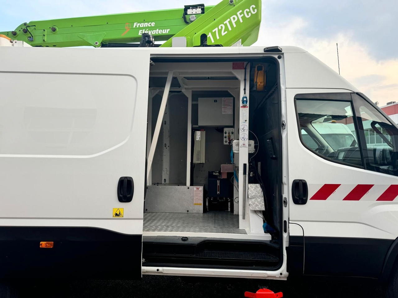 Nền bục trên không gắn trên xe tải Iveco Daily 70C15 Steiger France Elevateur 172 TPFcc: hình 7