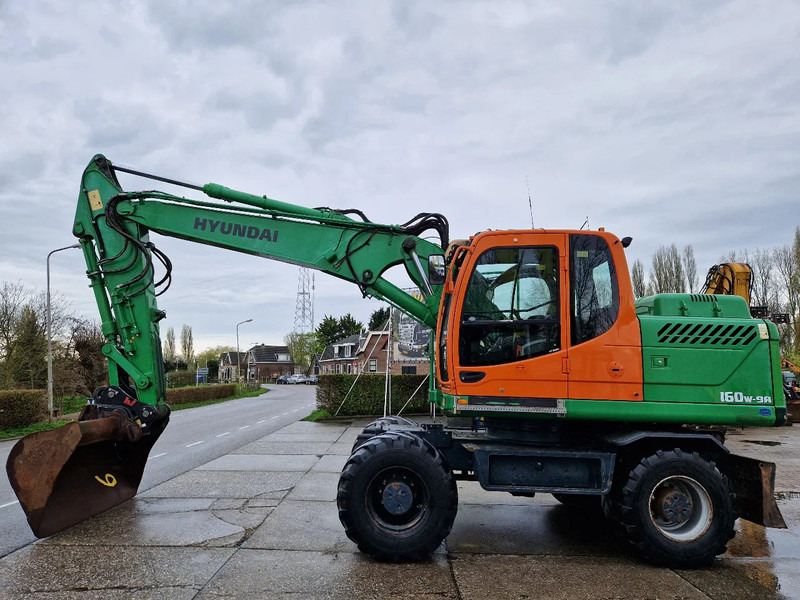Hyundai Robex 160W-9A met 6-cilinder Cummins motor - Máy xúc bánh lốp: hình 1 Hyundai Robex 160W-9A met 6-cilinder Cummins motor - Máy xúc bánh lốp: hình 1