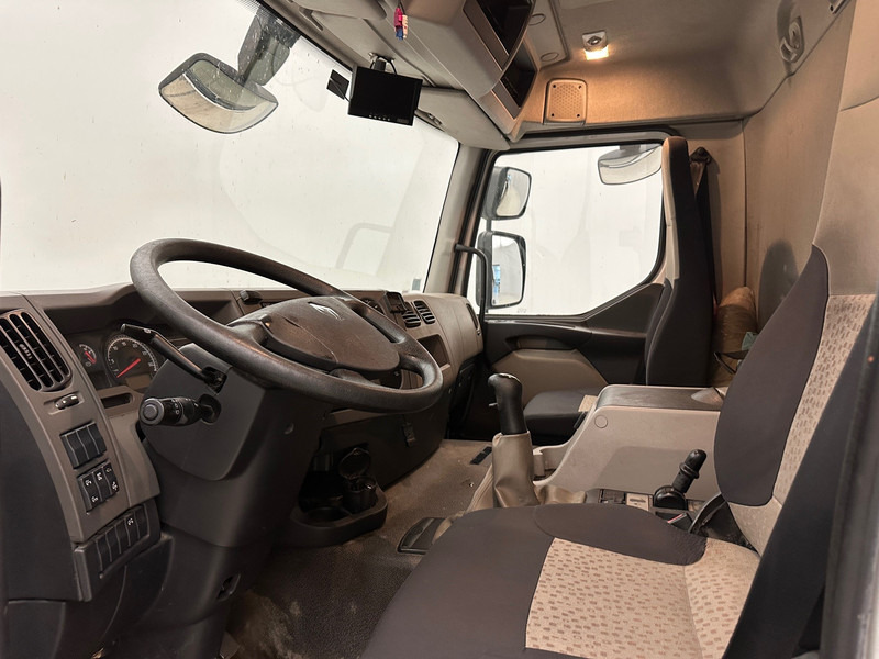 Interior photo 1: Xe bồn để vận chuyển nhiên liệu Renault Premium 310 DXi