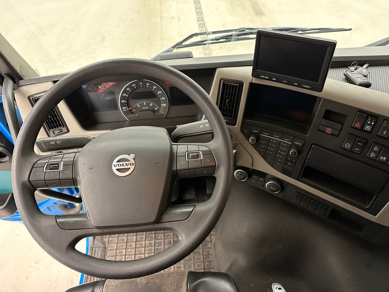 Xe tải thùng mui bạt Volvo FM 330: hình 12
