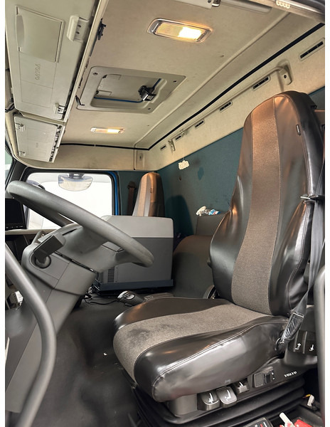 Xe tải thùng mui bạt Volvo FM 330: hình 11