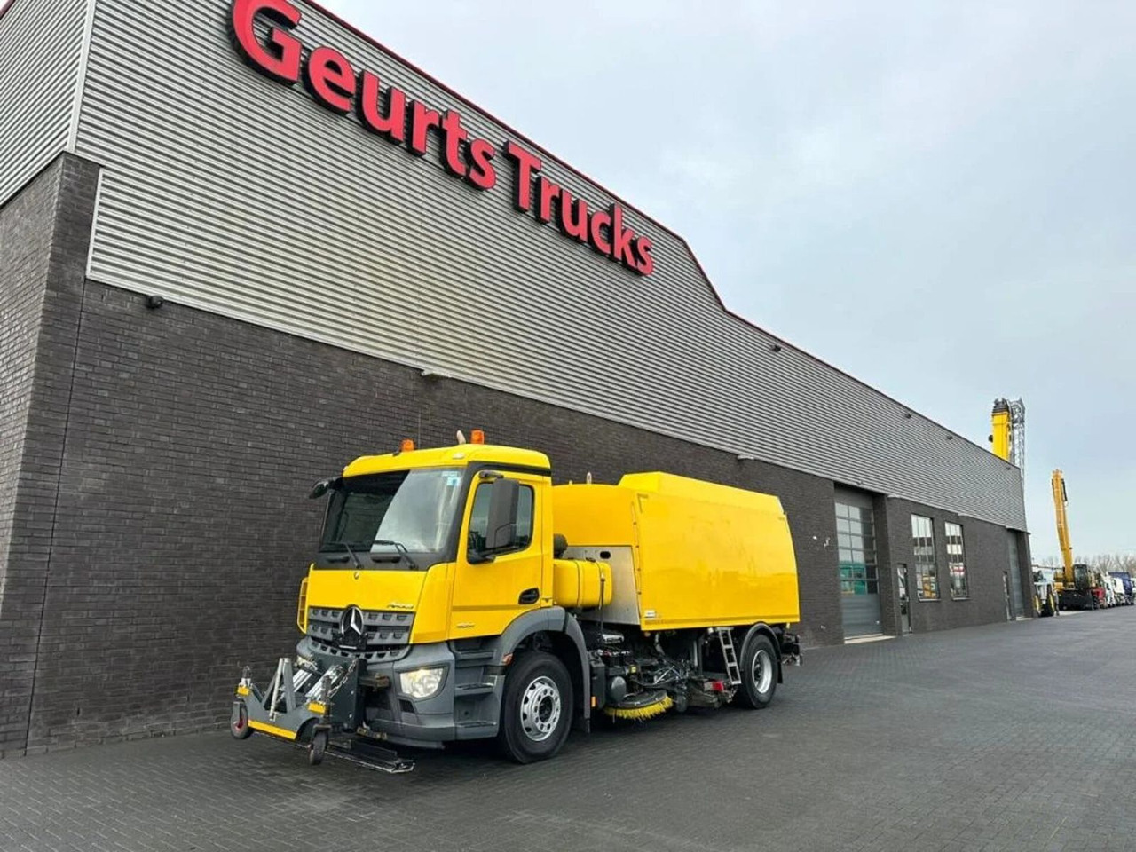 Mercedes-Benz Arocs 1824 4X2 BEAM A9000 SWEEPING TRUCK/ KEHRMA - Xe quét đường: hình 2 Mercedes-Benz Arocs 1824 4X2 BEAM A9000 SWEEPING TRUCK/ KEHRMA - Xe quét đường: hình 2