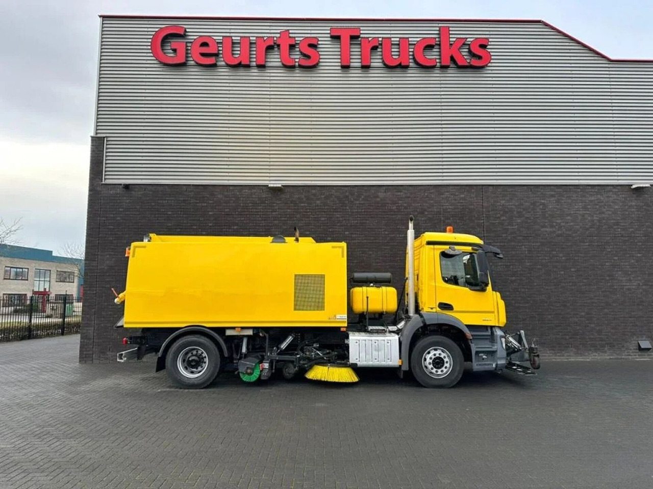 Mercedes-Benz Arocs 1824 4X2 BEAM A9000 SWEEPING TRUCK/ KEHRMA - Xe quét đường: hình 4 Mercedes-Benz Arocs 1824 4X2 BEAM A9000 SWEEPING TRUCK/ KEHRMA - Xe quét đường: hình 4