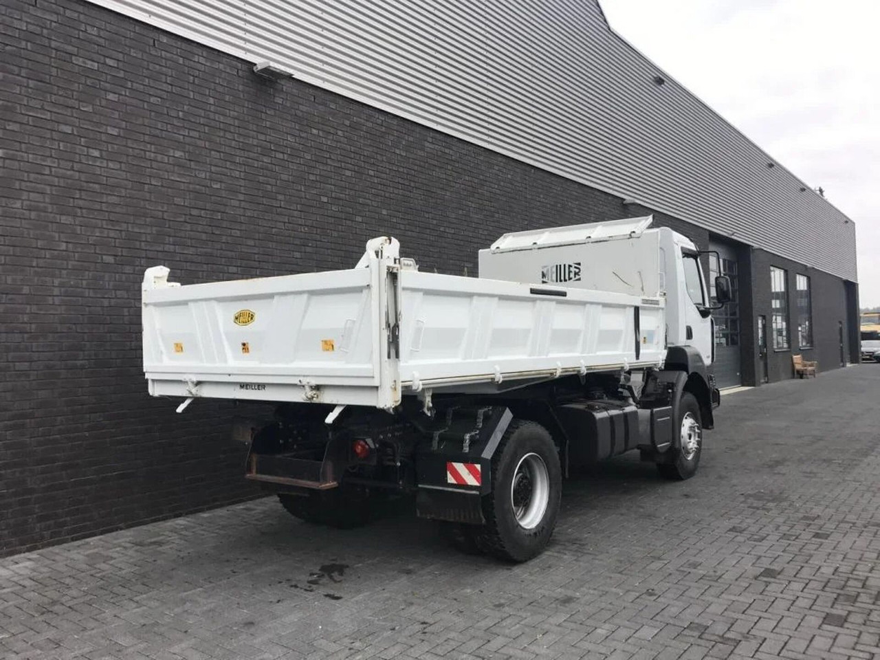 Renault Kerax 330 DXI 4X2 KIPPER/TIPPER ONLY 27.000 KM ! - Xe ben: hình 5 Renault Kerax 330 DXI 4X2 KIPPER/TIPPER ONLY 27.000 KM ! - Xe ben: hình 5