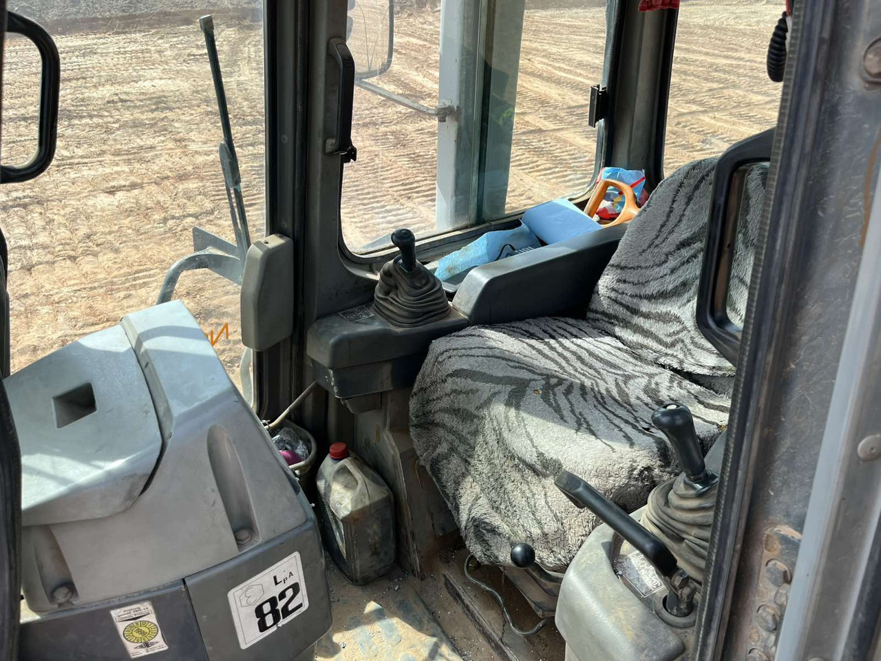 KOMATSU D65EX - Máy ủi: hình 4 KOMATSU D65EX - Máy ủi: hình 4