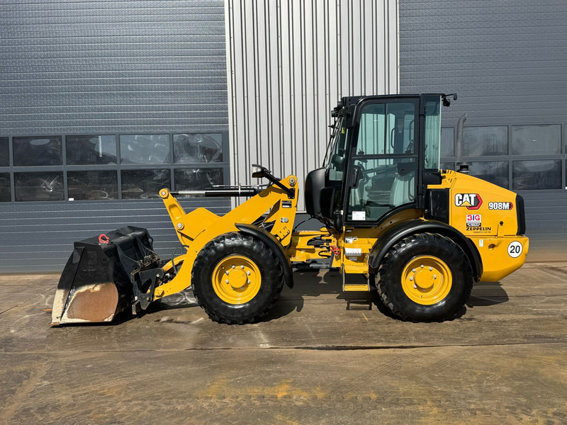 Caterpillar 908M - Máy xúc lật bánh lốp: hình 1 Caterpillar 908M - Máy xúc lật bánh lốp: hình 1