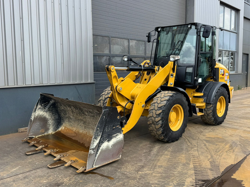 Caterpillar 908M - Máy xúc lật bánh lốp: hình 2 Caterpillar 908M - Máy xúc lật bánh lốp: hình 2