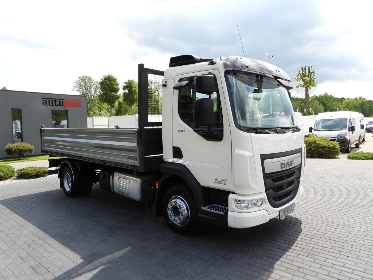 DAF LF 180 THREE-WAY TIPPER CRUISE CONTROL LED LIGHTS AUTOMATIC TRANSMISSION TWIN WHEELS AIR CONDITIONING 180HP - Xe ben: hình 4 DAF LF 180 THREE-WAY TIPPER CRUISE CONTROL LED LIGHTS AUTOMATIC TRANSMISSION TWIN WHEELS AIR CONDITIONING 180HP - Xe ben: hình 4