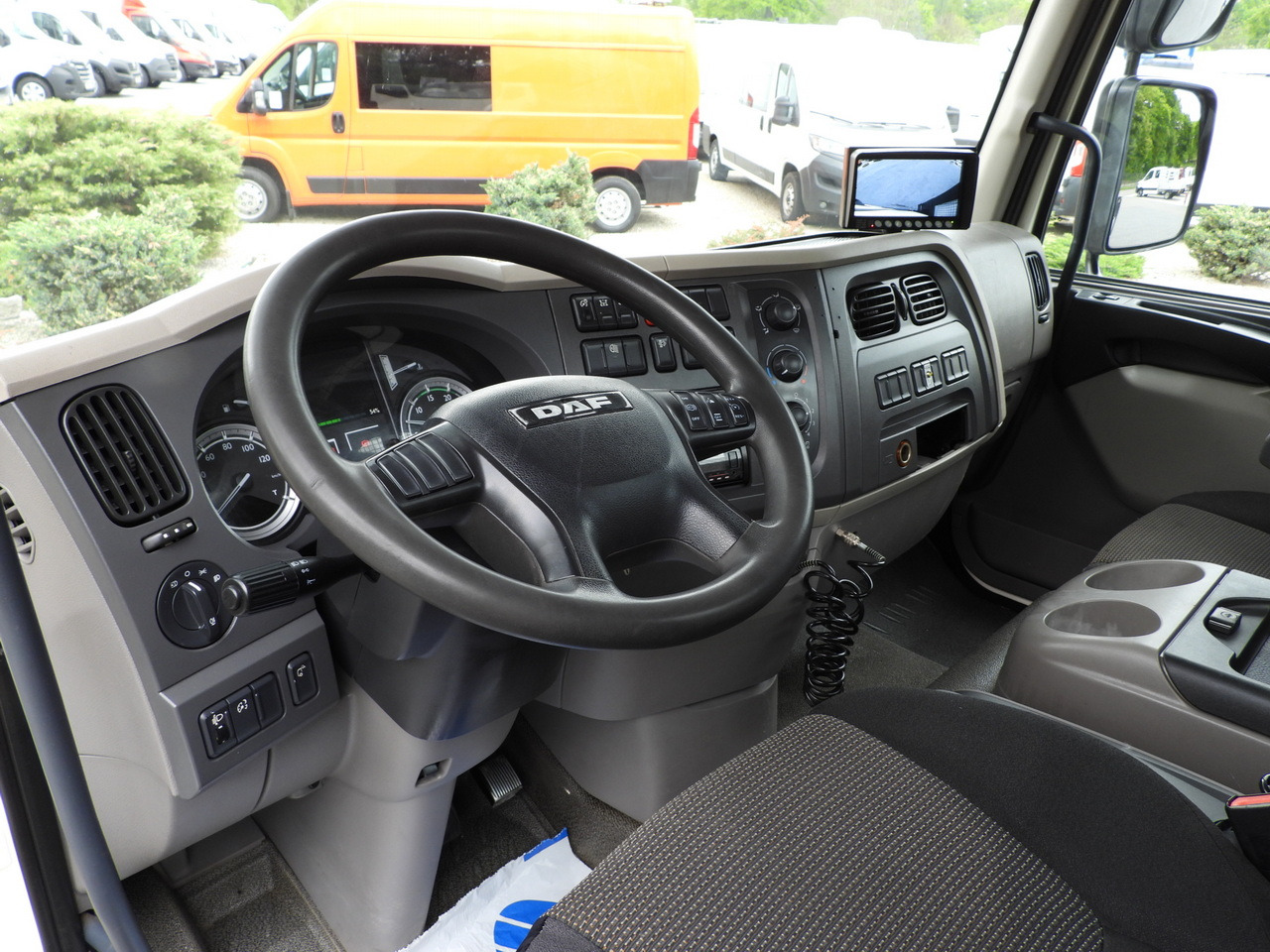 DAF LF 180 THREE-WAY TIPPER CRUISE CONTROL LED LIGHTS AUTOMATIC TRANSMISSION TWIN WHEELS AIR CONDITIONING 180HP - Xe ben: hình 2 DAF LF 180 THREE-WAY TIPPER CRUISE CONTROL LED LIGHTS AUTOMATIC TRANSMISSION TWIN WHEELS AIR CONDITIONING 180HP - Xe ben: hình 2