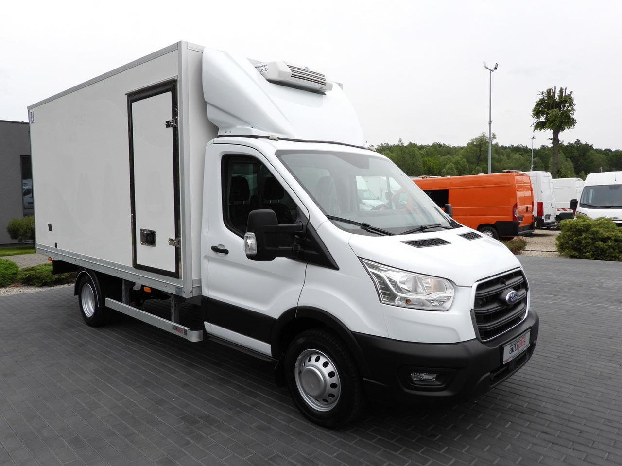 FORD TRANSIT BOX / REFRIGERATOR BOX 5*C / CRUISE CONTROL LED LIGHTS TWIN WHEELS AIR CONDITIONING 130HP - Xe tải nhỏ thùng kín: hình 4 FORD TRANSIT BOX / REFRIGERATOR BOX 5*C / CRUISE CONTROL LED LIGHTS TWIN WHEELS AIR CONDITIONING 130HP - Xe tải nhỏ thùng kín: hình 4