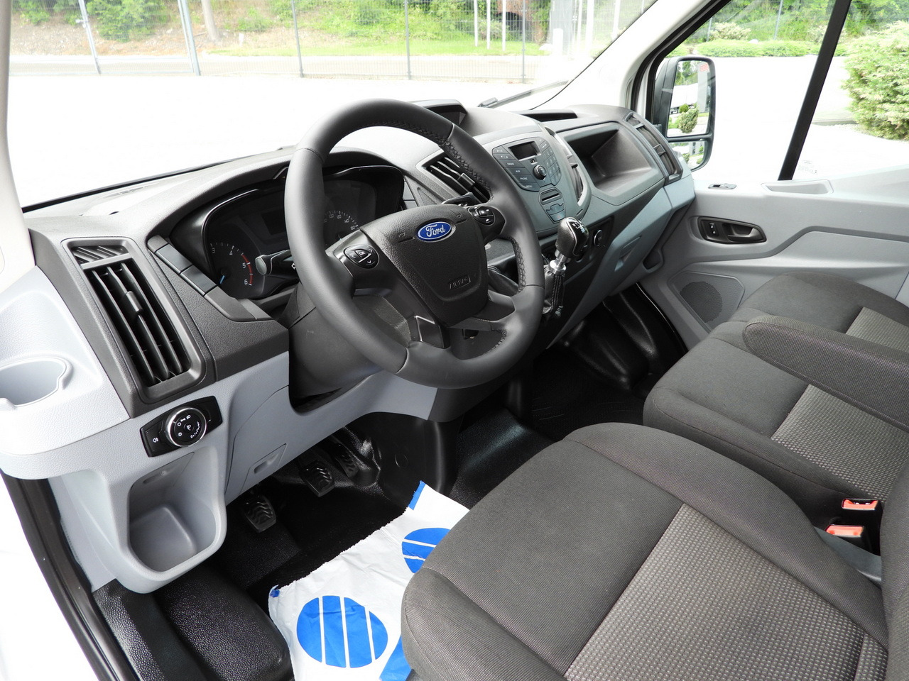 FORD TRANSIT REFRIGERATOR VAN 5*C AIR CONDITIONING 105HP - Xe van đông lạnh: hình 2 FORD TRANSIT REFRIGERATOR VAN 5*C AIR CONDITIONING 105HP - Xe van đông lạnh: hình 2