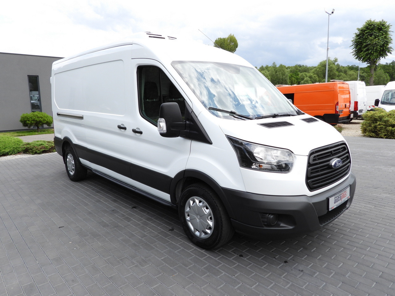 FORD TRANSIT REFRIGERATOR VAN 5*C AIR CONDITIONING 105HP - Xe van đông lạnh: hình 4 FORD TRANSIT REFRIGERATOR VAN 5*C AIR CONDITIONING 105HP - Xe van đông lạnh: hình 4