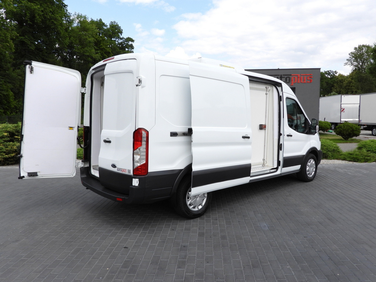 FORD TRANSIT REFRIGERATOR VAN 5*C AIR CONDITIONING 105HP - Xe van đông lạnh: hình 3 FORD TRANSIT REFRIGERATOR VAN 5*C AIR CONDITIONING 105HP - Xe van đông lạnh: hình 3