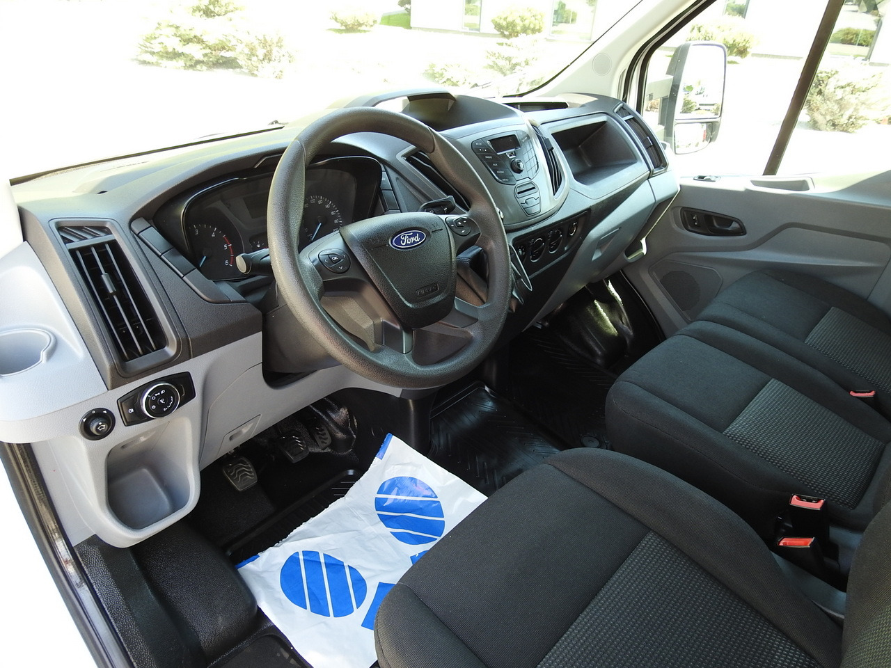 FORD TRANSIT STAKE BODY DOUBLE CABIN DOKA 7 SEATS AIR CONDITIONING 130HP - Xe tải van: hình 2 FORD TRANSIT STAKE BODY DOUBLE CABIN DOKA 7 SEATS AIR CONDITIONING 130HP - Xe tải van: hình 2