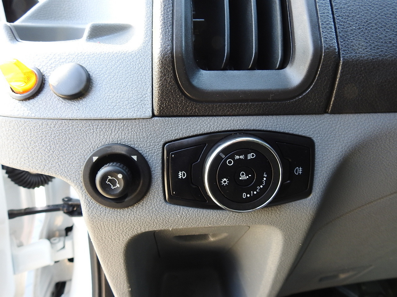 Xe ben nhỏ FORD TRANSIT TIPPER DOUBLE CABIN DOKA 6 SEATS CRUISE CONTROL AIR CONDITIONING 130HP: hình 29 Xe ben nhỏ FORD TRANSIT TIPPER DOUBLE CABIN DOKA 6 SEATS CRUISE CONTROL AIR CONDITIONING 130HP: hình 29