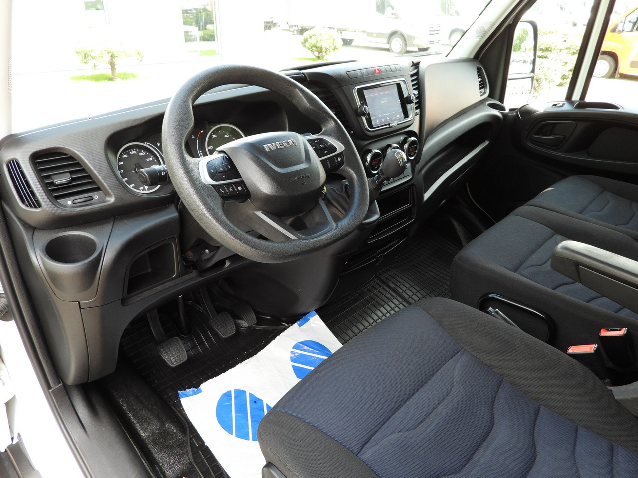 IVECO DAILY 35C16 BOX LIFT 8 PALLETS CRUISE CONTROL TWIN WHEELS AIR CONDITIONING 160HP - Xe tải nhỏ thùng kín: hình 2 IVECO DAILY 35C16 BOX LIFT 8 PALLETS CRUISE CONTROL TWIN WHEELS AIR CONDITIONING 160HP - Xe tải nhỏ thùng kín: hình 2