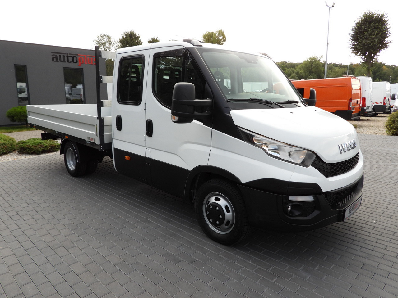 IVECO DAILY 35C17 STAKE BODY DOUBLE CABIN DOKA 7 SEATS CRUISE CONTROL TWIN WHEELS AIR CONDITIONING 170HP - Xe tải van: hình 4 IVECO DAILY 35C17 STAKE BODY DOUBLE CABIN DOKA 7 SEATS CRUISE CONTROL TWIN WHEELS AIR CONDITIONING 170HP - Xe tải van: hình 4