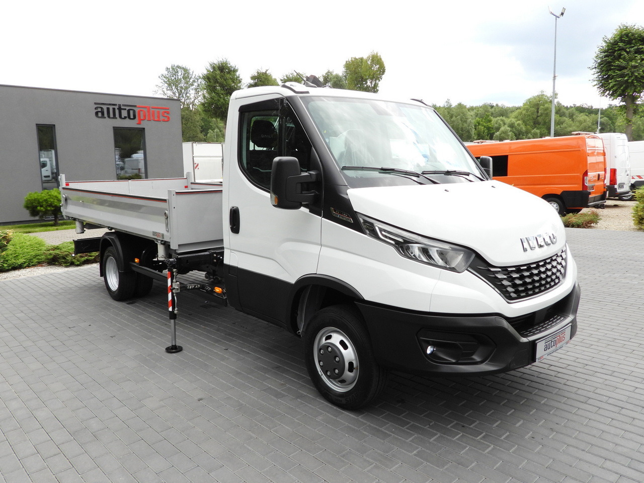 IVECO DAILY 35C18 THREE-WAY TIPPER 3 HDS SEATS CRUISE CONTROL LED LIGHTS AUTOMATIC TRANSMISSION HI-MATIC TWIN WHEELS AIR CONDITIONING 180HP - Xe ben nhỏ: hình 4 IVECO DAILY 35C18 THREE-WAY TIPPER 3 HDS SEATS CRUISE CONTROL LED LIGHTS AUTOMATIC TRANSMISSION HI-MATIC TWIN WHEELS AIR CONDITIONING 180HP - Xe ben nhỏ: hình 4