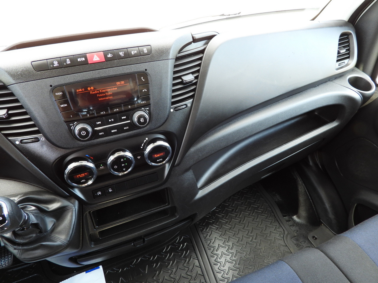 Xe tải van IVECO DAILY 35S14 STAKE BODY DOUBLE CABIN DOKA 7 SEATS CRUISE CONTROL AIR CONDITIONING 135HP: hình 29 Xe tải van IVECO DAILY 35S14 STAKE BODY DOUBLE CABIN DOKA 7 SEATS CRUISE CONTROL AIR CONDITIONING 135HP: hình 29