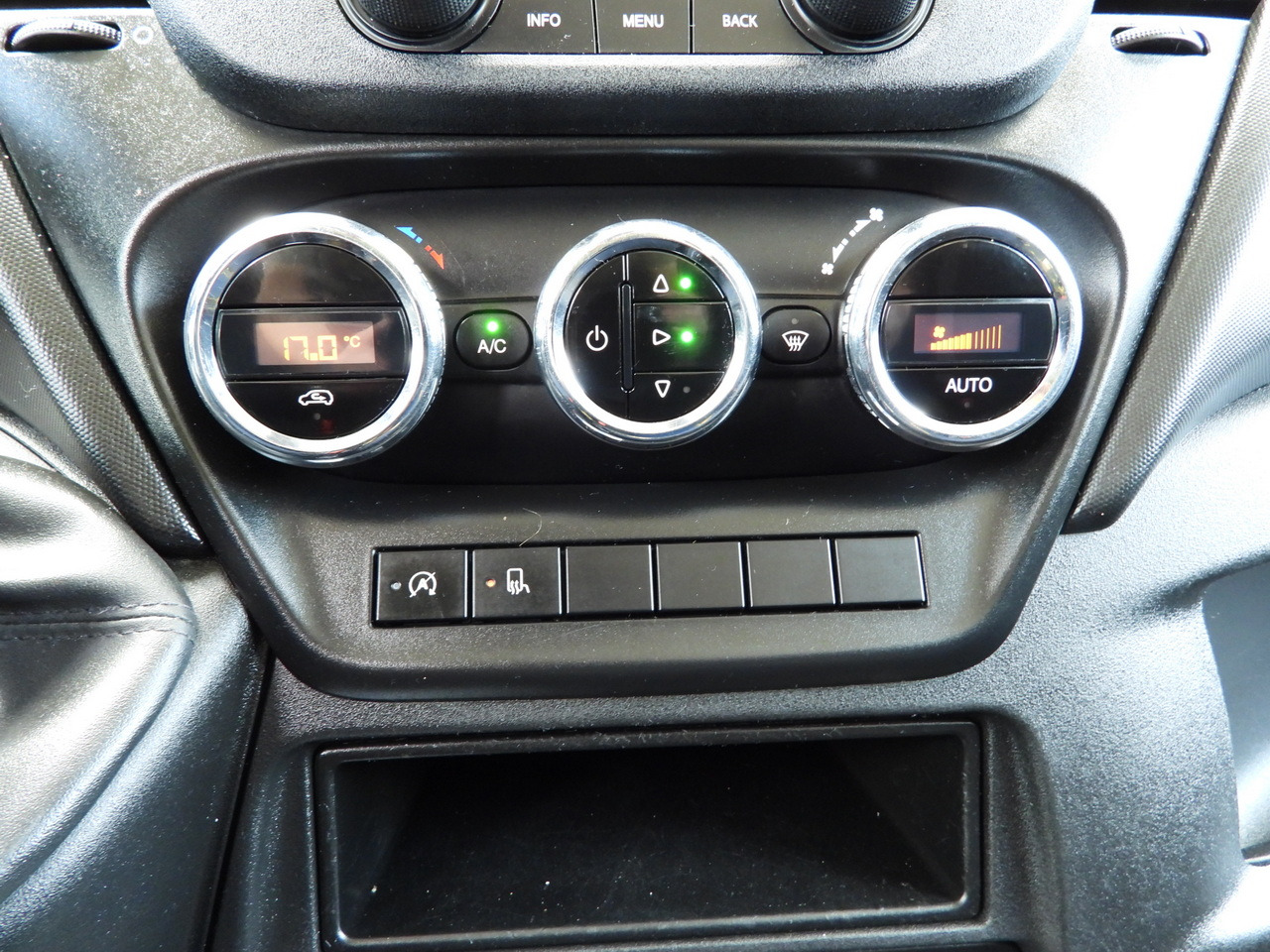 Xe tải van IVECO DAILY 35S14 STAKE BODY DOUBLE CABIN DOKA 7 SEATS CRUISE CONTROL AIR CONDITIONING 135HP: hình 33 Xe tải van IVECO DAILY 35S14 STAKE BODY DOUBLE CABIN DOKA 7 SEATS CRUISE CONTROL AIR CONDITIONING 135HP: hình 33