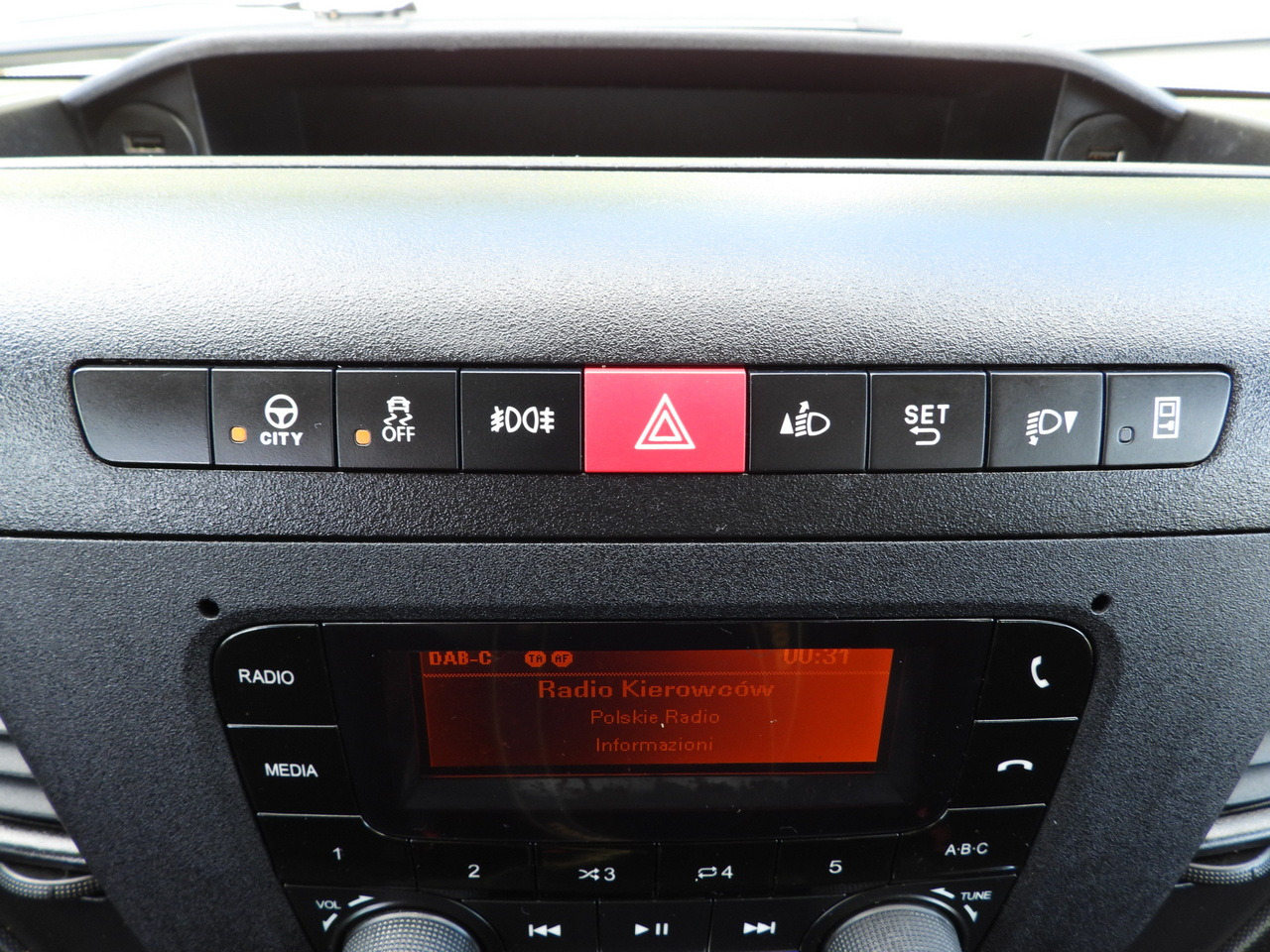 Xe tải van IVECO DAILY 35S14 STAKE BODY DOUBLE CABIN DOKA 7 SEATS CRUISE CONTROL AIR CONDITIONING 135HP: hình 32 Xe tải van IVECO DAILY 35S14 STAKE BODY DOUBLE CABIN DOKA 7 SEATS CRUISE CONTROL AIR CONDITIONING 135HP: hình 32