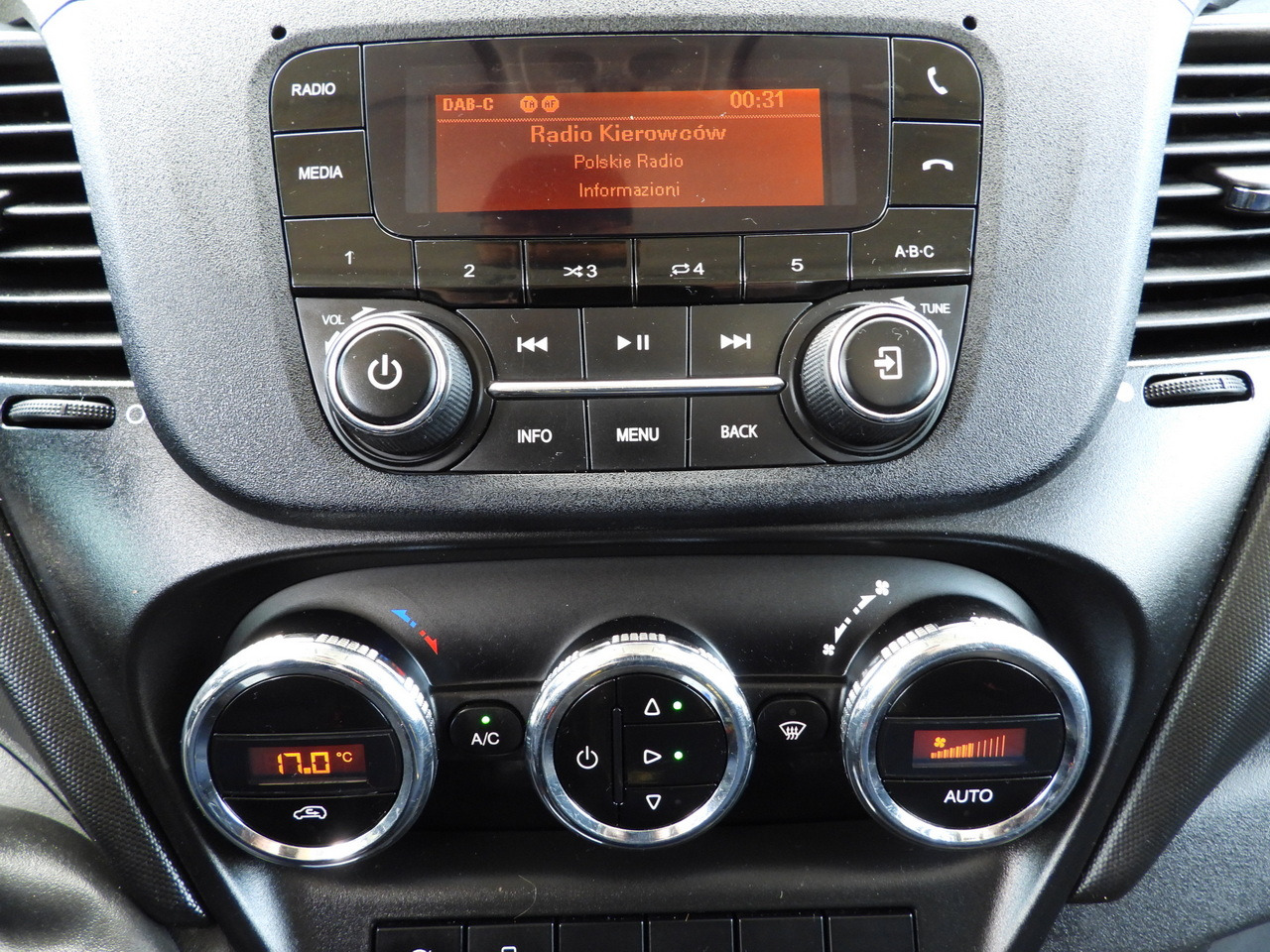 Xe tải van IVECO DAILY 35S14 STAKE BODY DOUBLE CABIN DOKA 7 SEATS CRUISE CONTROL AIR CONDITIONING 135HP: hình 34 Xe tải van IVECO DAILY 35S14 STAKE BODY DOUBLE CABIN DOKA 7 SEATS CRUISE CONTROL AIR CONDITIONING 135HP: hình 34