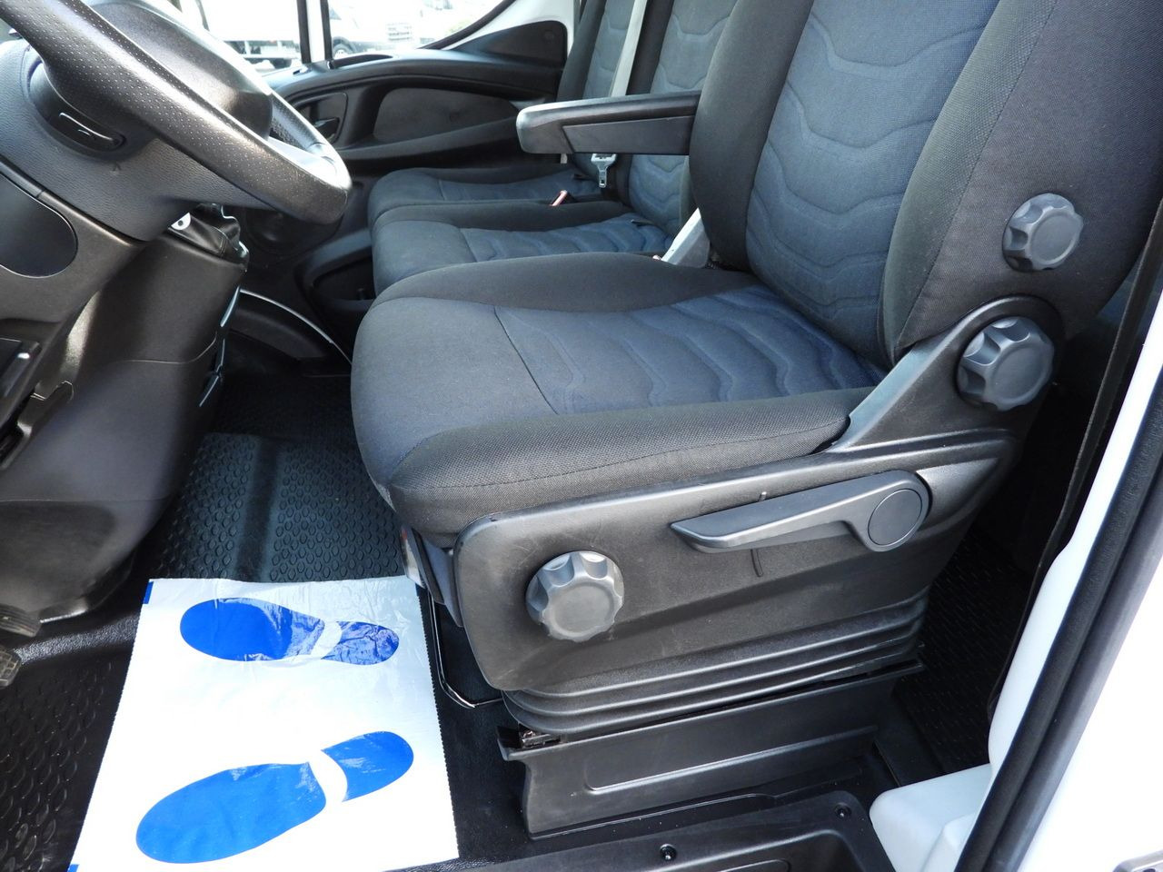 Xe tải van IVECO DAILY 35S14 STAKE BODY DOUBLE CABIN DOKA 7 SEATS CRUISE CONTROL AIR CONDITIONING 140HP: hình 20 Xe tải van IVECO DAILY 35S14 STAKE BODY DOUBLE CABIN DOKA 7 SEATS CRUISE CONTROL AIR CONDITIONING 140HP: hình 20