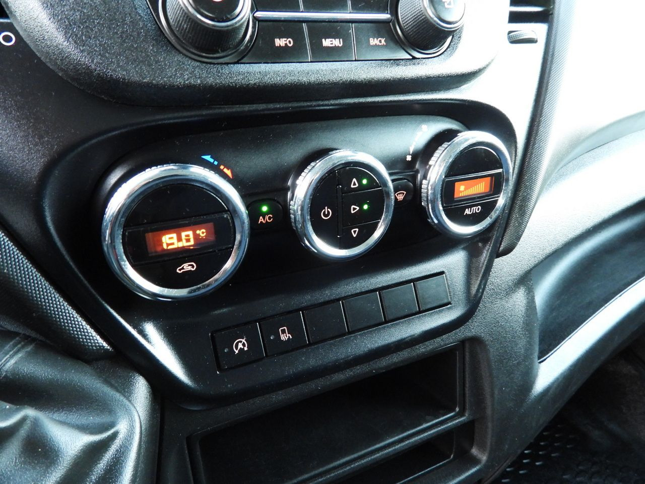 Xe tải van IVECO DAILY 35S14 STAKE BODY DOUBLE CABIN DOKA 7 SEATS CRUISE CONTROL AIR CONDITIONING 140HP: hình 26 Xe tải van IVECO DAILY 35S14 STAKE BODY DOUBLE CABIN DOKA 7 SEATS CRUISE CONTROL AIR CONDITIONING 140HP: hình 26