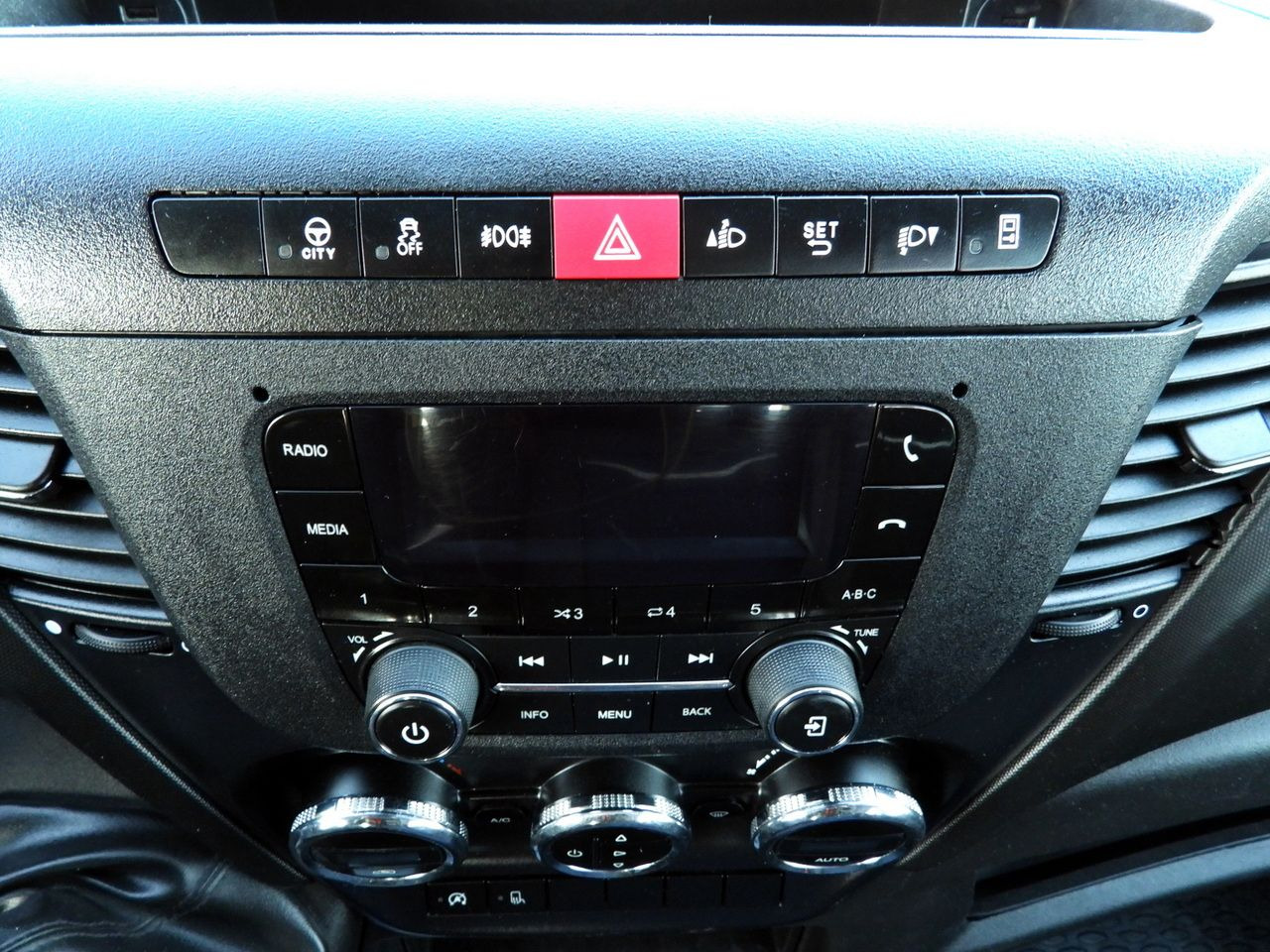 Xe tải van IVECO DAILY 35S14 STAKE BODY DOUBLE CABIN DOKA 7 SEATS CRUISE CONTROL AIR CONDITIONING 140HP: hình 25 Xe tải van IVECO DAILY 35S14 STAKE BODY DOUBLE CABIN DOKA 7 SEATS CRUISE CONTROL AIR CONDITIONING 140HP: hình 25